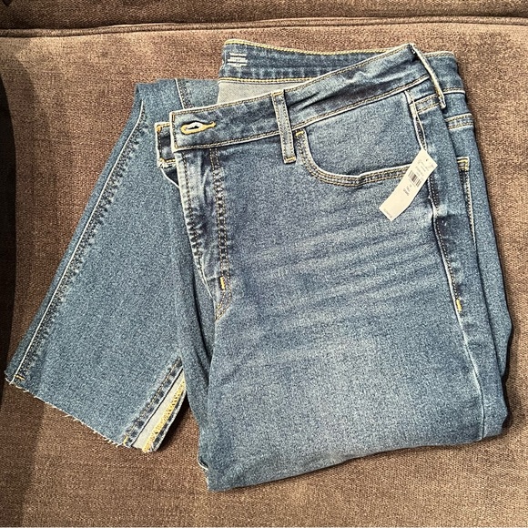 Old Navy High-Waisted Rockstar Super-Skinny Side-Slit Cut-Off Ankle Jeans - Picture 6 of 7